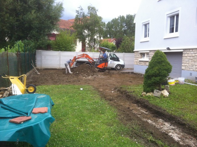 Terrassement avant coulage d'une dalle béton puis terrasse