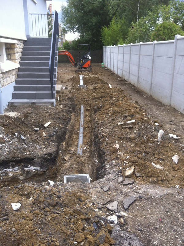 Terrassement avant coulage d'une dalle béton puis terrasse