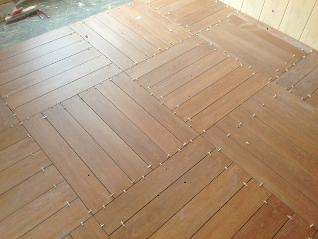 Pose de carrelage imitation parquet