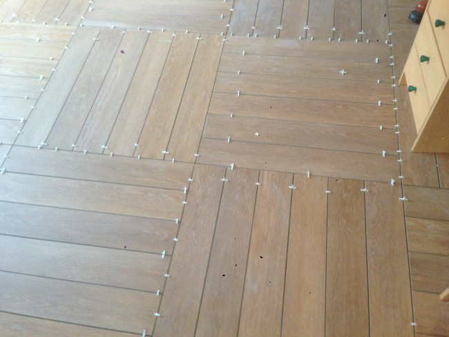 Pose de carrelage imitation parquet