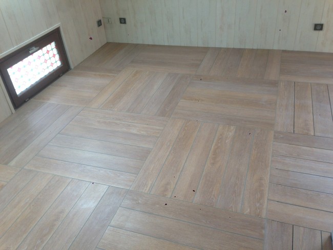 Pose de carrelage imitation parquet