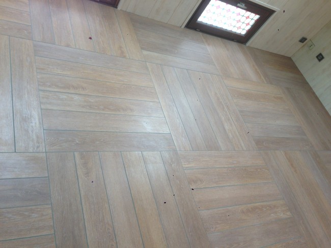 Pose de carrelage imitation parquet