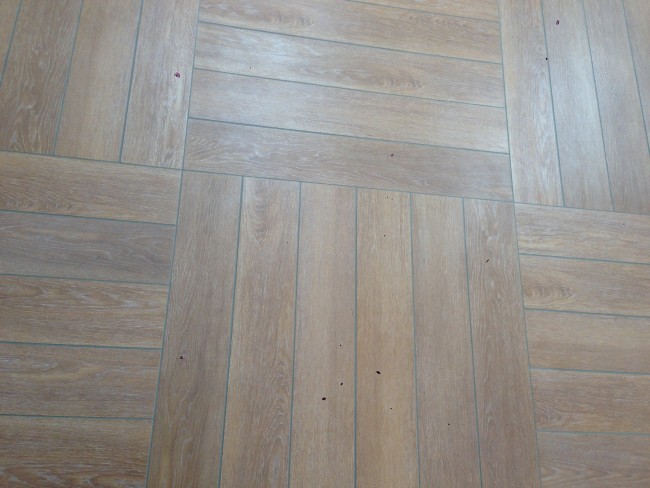 Pose de carrelage imitation parquet