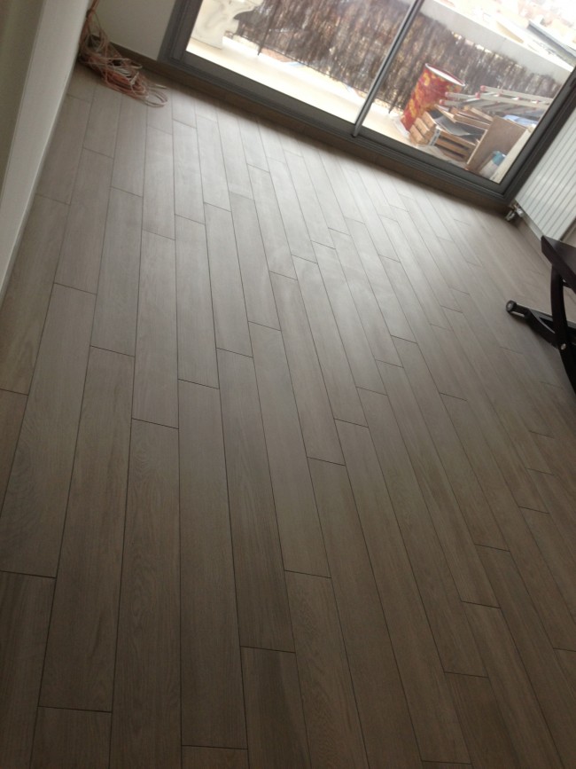 Pose de carrelage imitation parquet