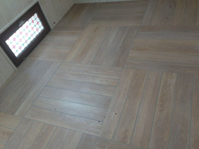 Pose de carrelage imitation parquet