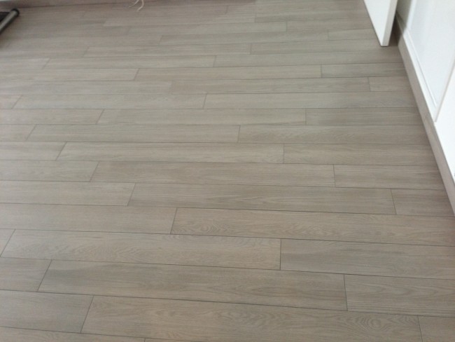 Pose de carrelage imitation parquet