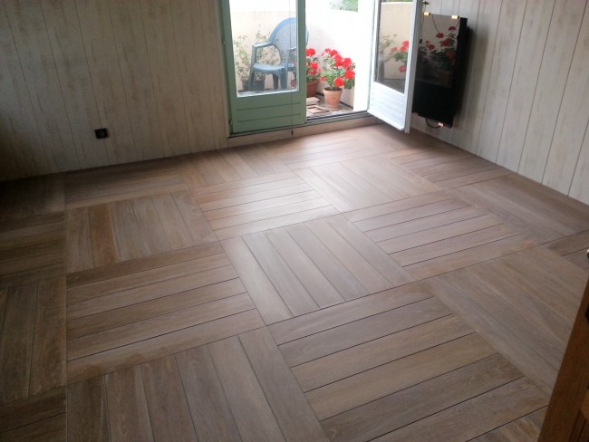 Pose de carrelage imitation parquet