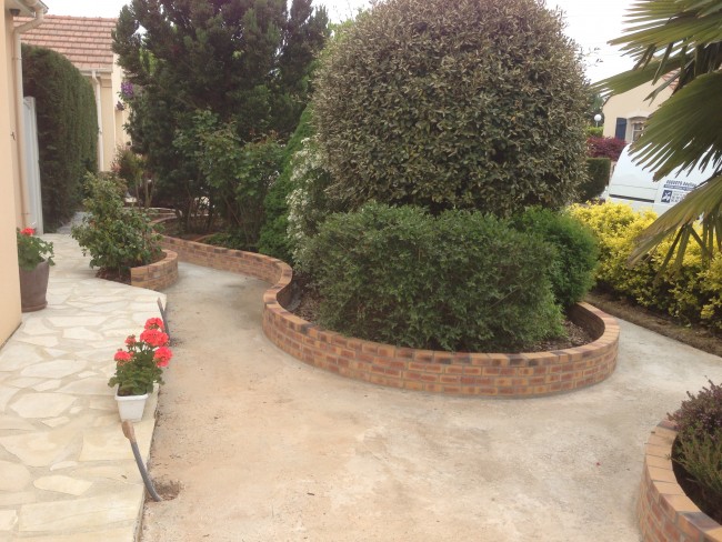 Terrasse en Quartzit et Jardinières en Briques