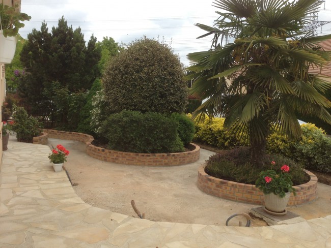 Terrasse en Quartzit et Jardinières en Briques