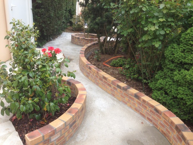 Terrasse en Quartzit et Jardinières en Briques