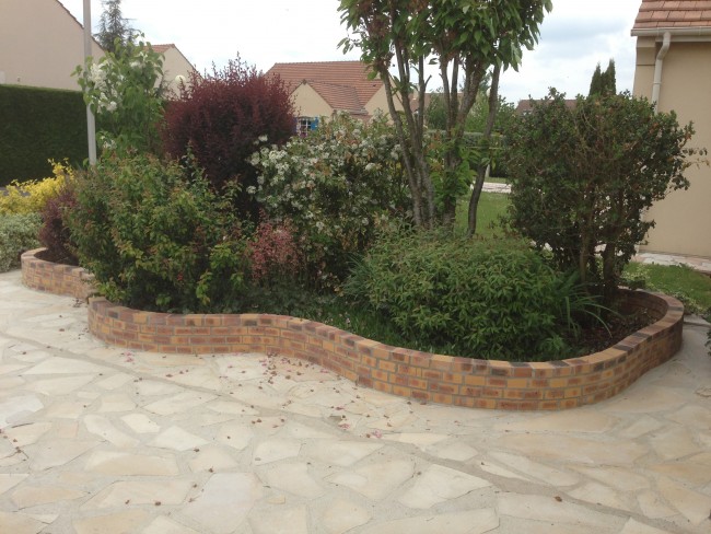 Terrasse en Quartzit et Jardinières en Briques